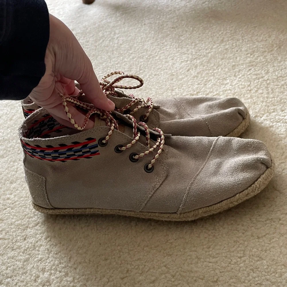 Toms Women’s High Top Embroidery Detail Suede Espadrilles. Size 9.